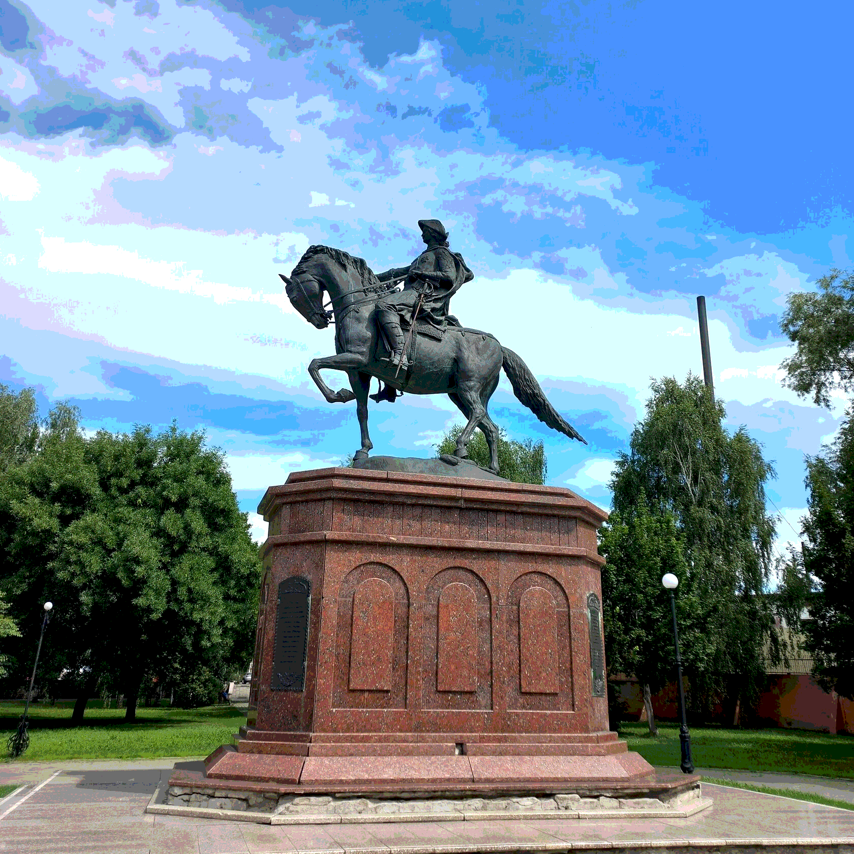 Бийск памятник петру. Памятник Петру 1 в Бийске. Памятник Петру первому в Бийске. Новосибирск экскурсии по городу. Бийск ворота Алтая памятник.