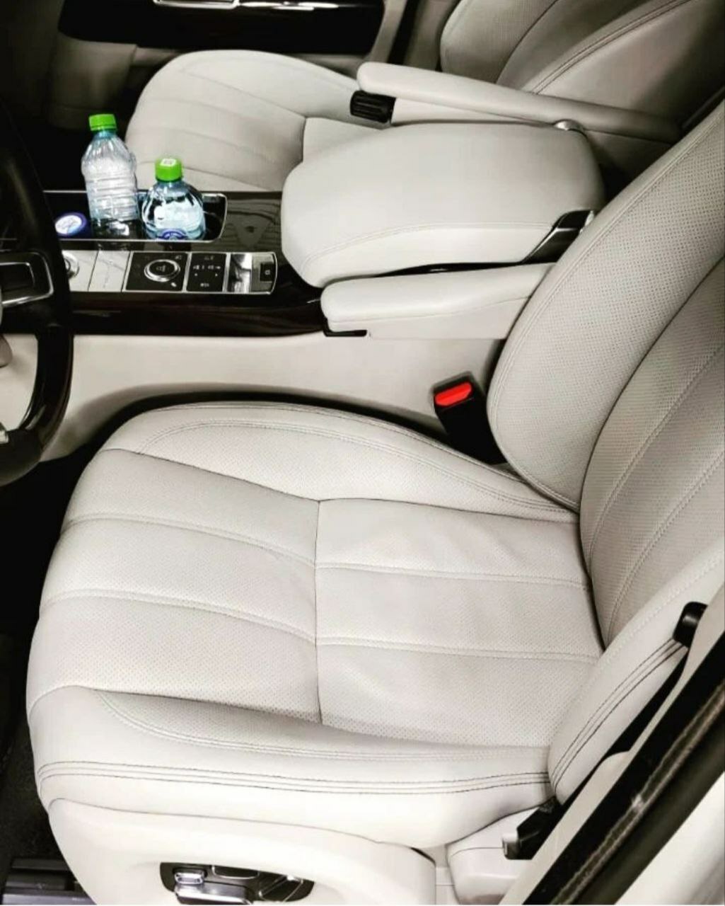 покраска кожи автомобиля. покраска кожи салона автомобиля. восстановление кожаных сидений авто. краска для кожи сидений автомобиля. восстановление кожи салона автомобиля.