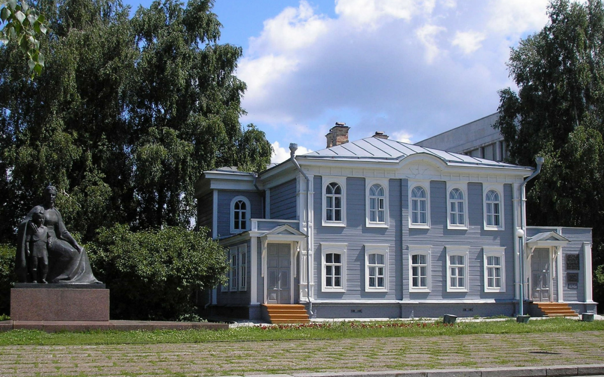 Фото дома ленина. Дом-музей Ленина в Ульяновске. Дом узей Ленина Ульяновск. Мемориал и дом Ленина Ульяновск. Дом - музей в.и.Ленина в г.Ульяновске.