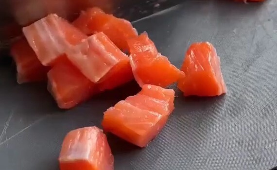 Приготовление пирога киш из слоеного теста с рыбой: шаг 1