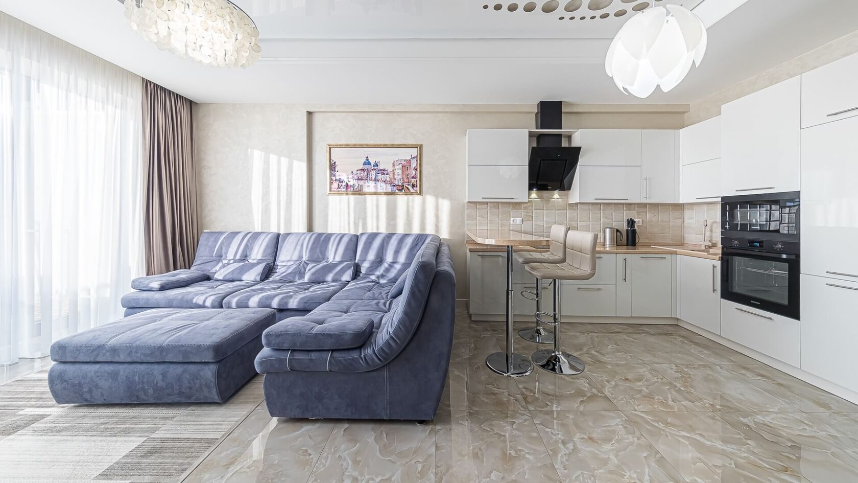 Апартамент в Сочи с современной кухней и гостиной зоной, аренда апартаментов у моря с полным оснащением