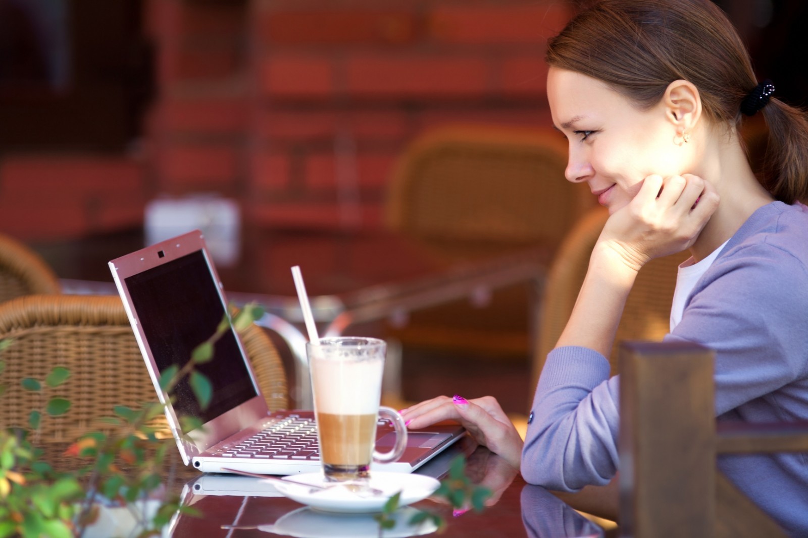 Чем можно заняться в интернете. Девушка с ноутбуком в кафе. Девушка за ноутбуком в кафе. Ноутбук в кафе. Человек с компьютером в кафе.