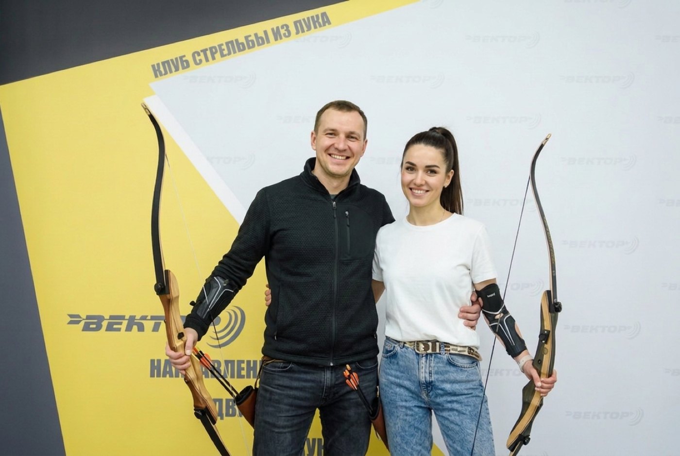 Пара в клубе стрельбы из лука Вектор — необычный формат свидания в Москве, ТРЦ Филион