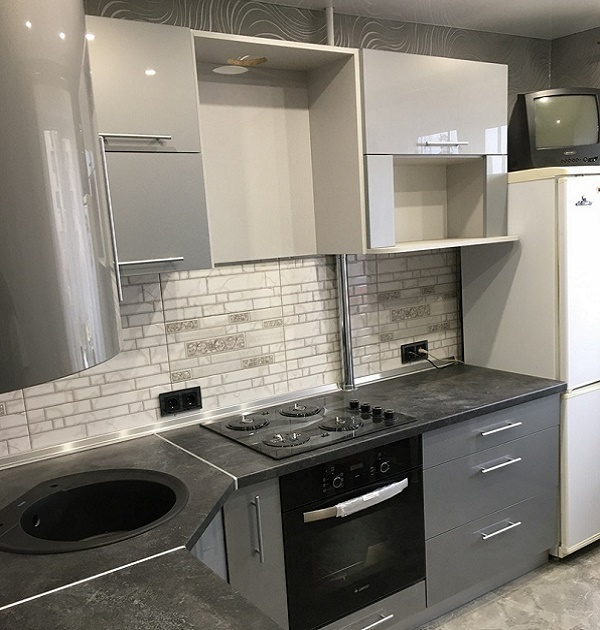 серая угловая кухня с акриловыми фасадами