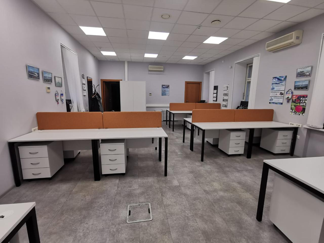 Современный офисный стол с металлокаркасом в рабочем пространстве
