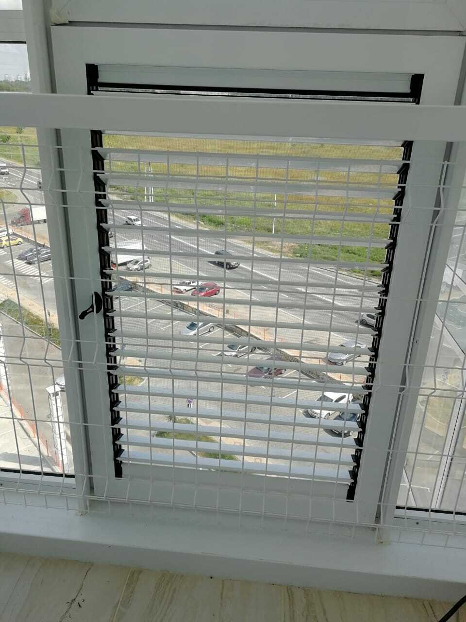 Установка регулируемой вентиляционной решетки с москитной сеткой на балконе 