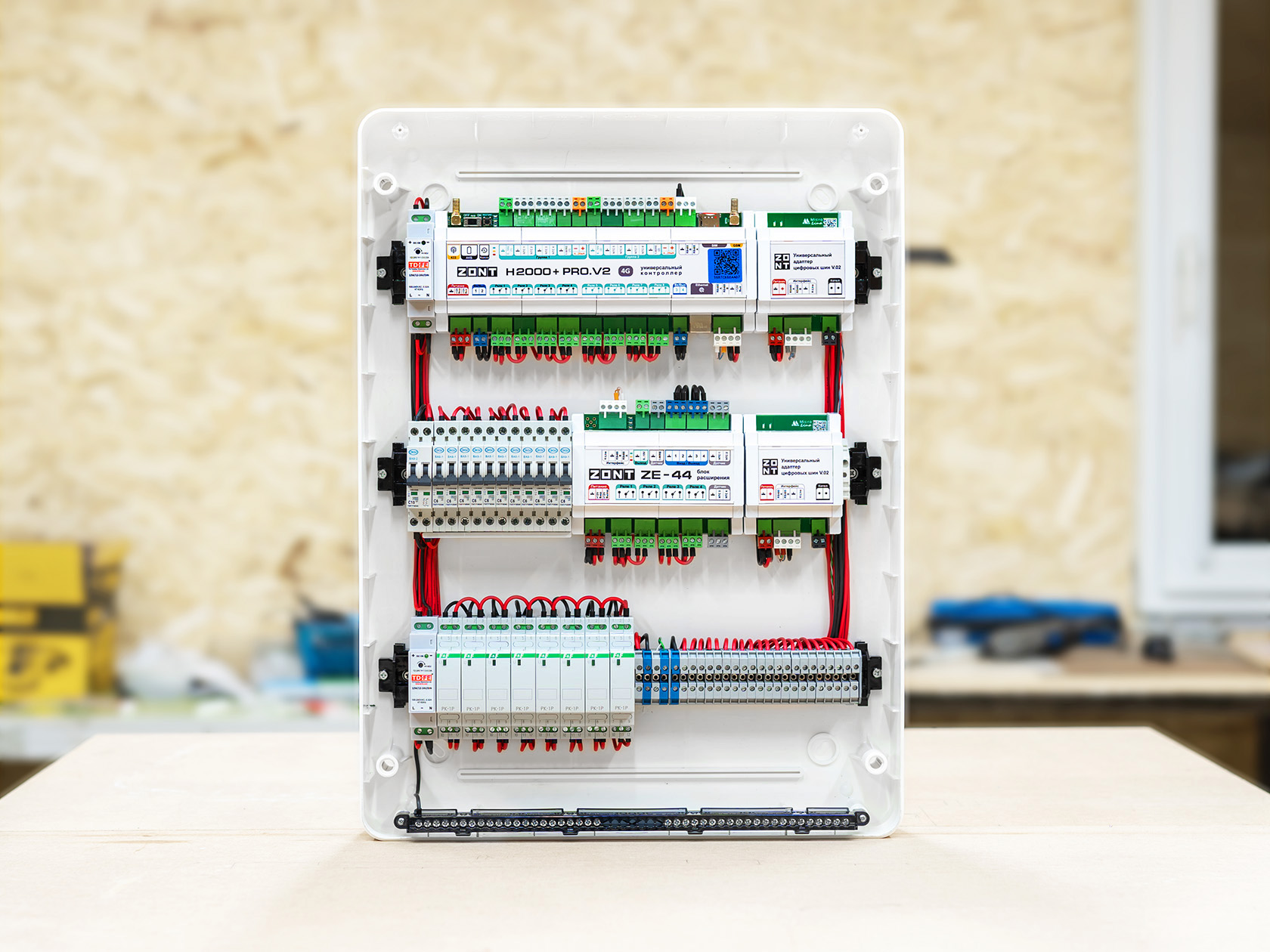 Собранный в мастерской щит системы управления котлом Zont H2000 pro V2 с блоком расширения ZE44
