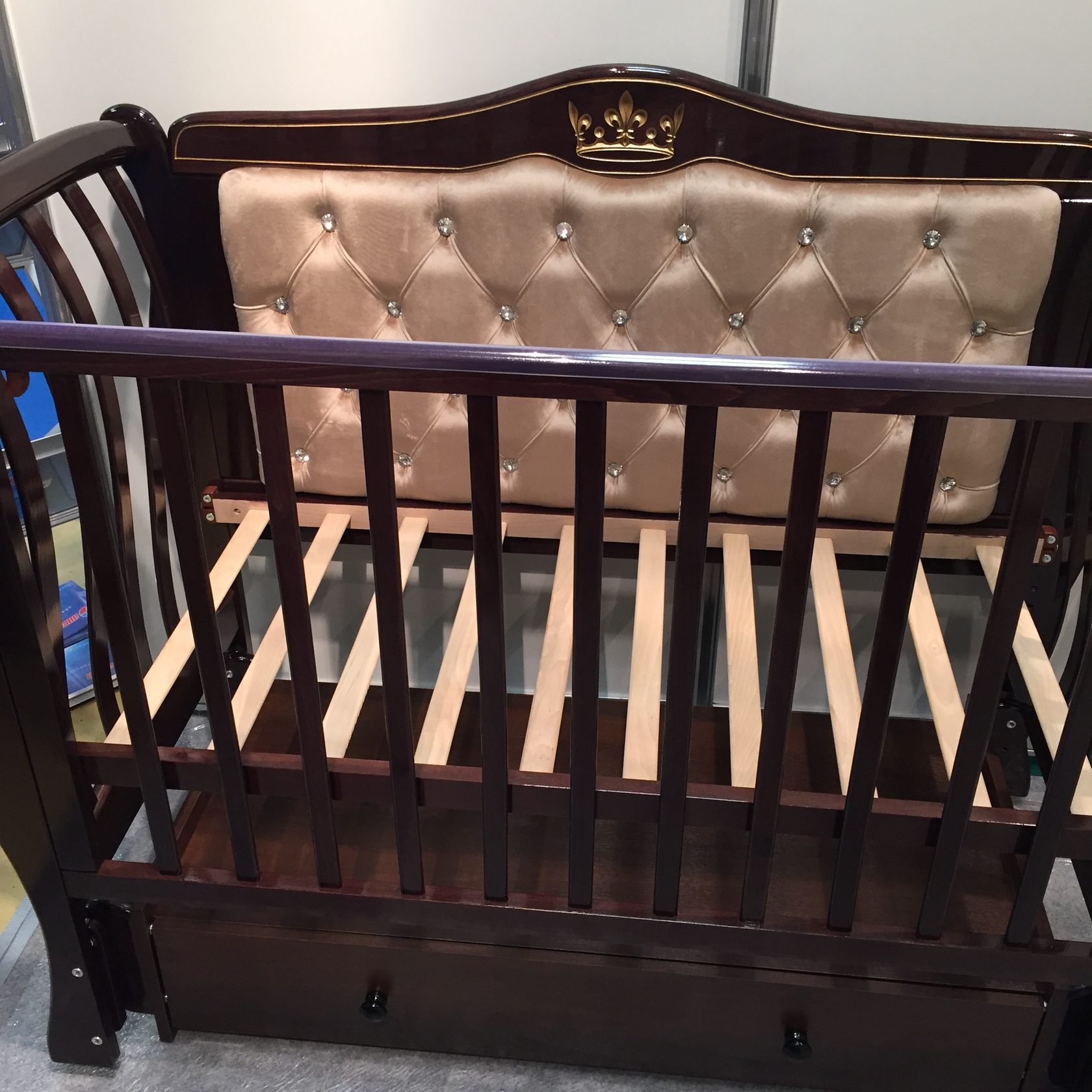 Коляски и кроватки для новорожденных