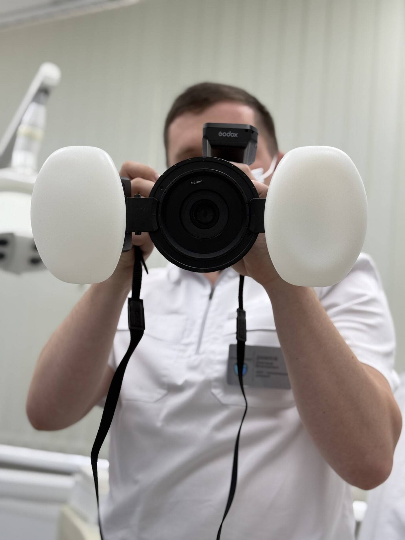 Стоматолог выполняет фотопротокол