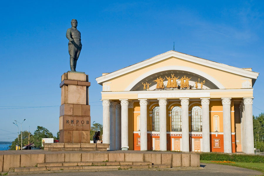 Кирова птз. Площадь Кирова Петрозаводск. Театральная площадь Петрозаводск. Памятники в Петрозаводске театр. Пл Кирова Петрозаводск.