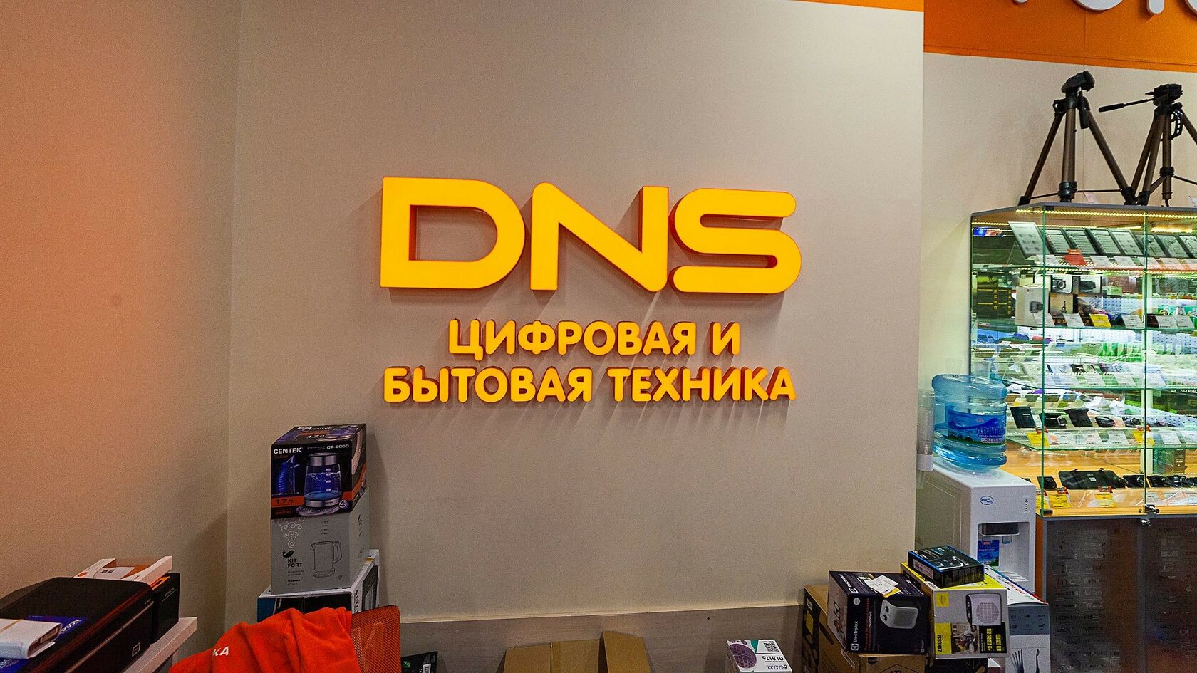 Внутреннее оформление DNS в ТРЦ ПокровSKY Красноярск Завод НЕОН ПРОЕКТ