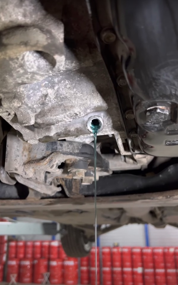 Выставление уровня масла через контрольную пробку