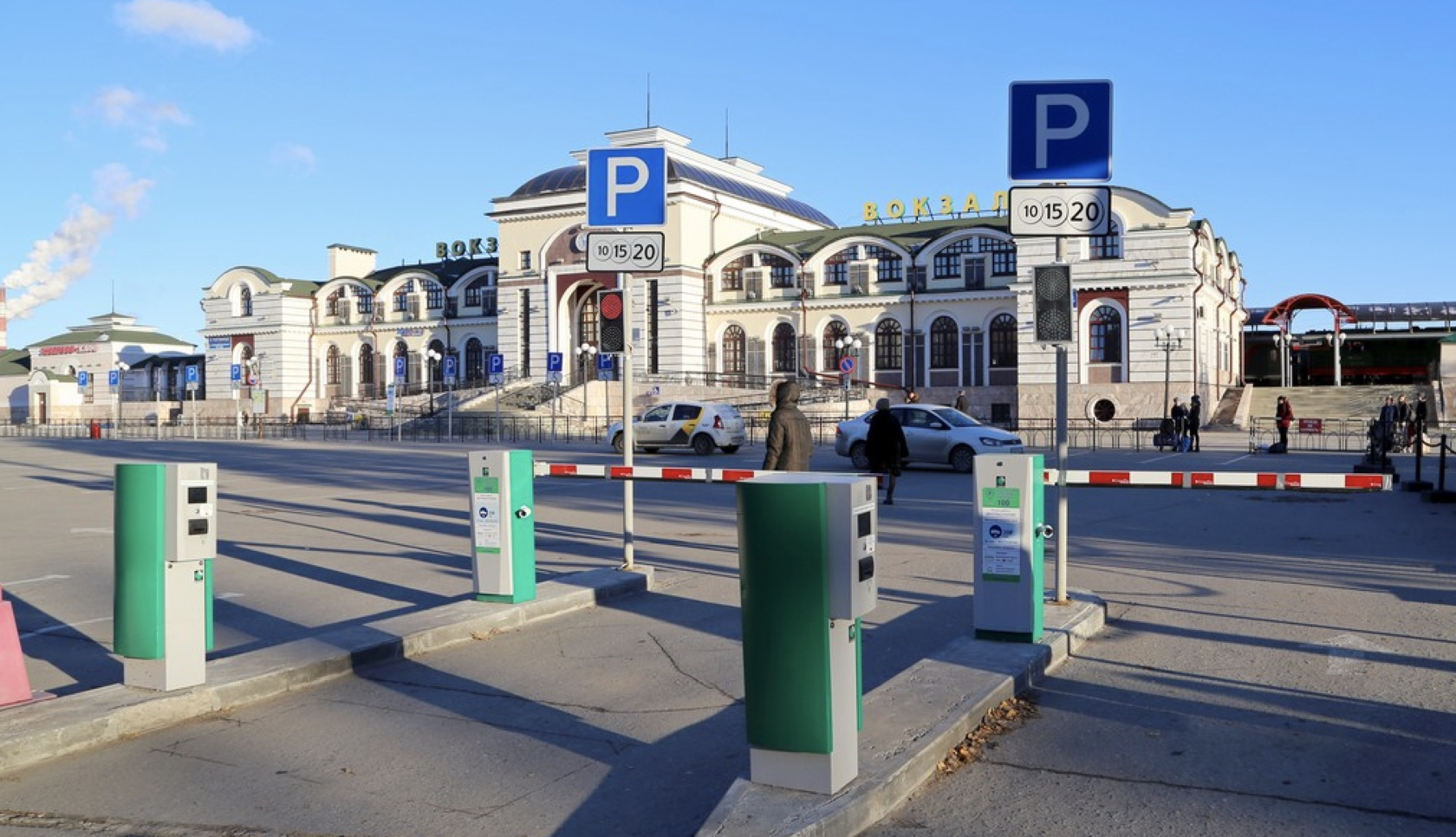 Платная автостоянка возле жд вокзала. Платная парковка на ЖД вокзале Брянск 1. Железнодорожный вокзал Чебоксары платная парковка. Парковка ЖД вокзал Брянск. Стоянка ЖД вокзал Омск.