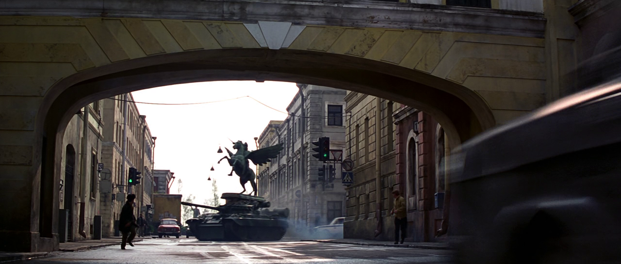 У Спасо-Преображенского собора танк сносит безымянный фейковый памятник воину на крылатом коне и увозит его на своём корпусе.