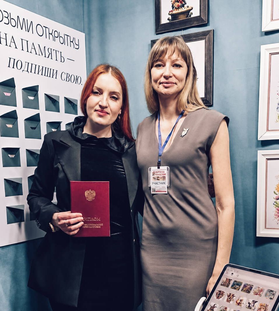 Выпускница со своей работой