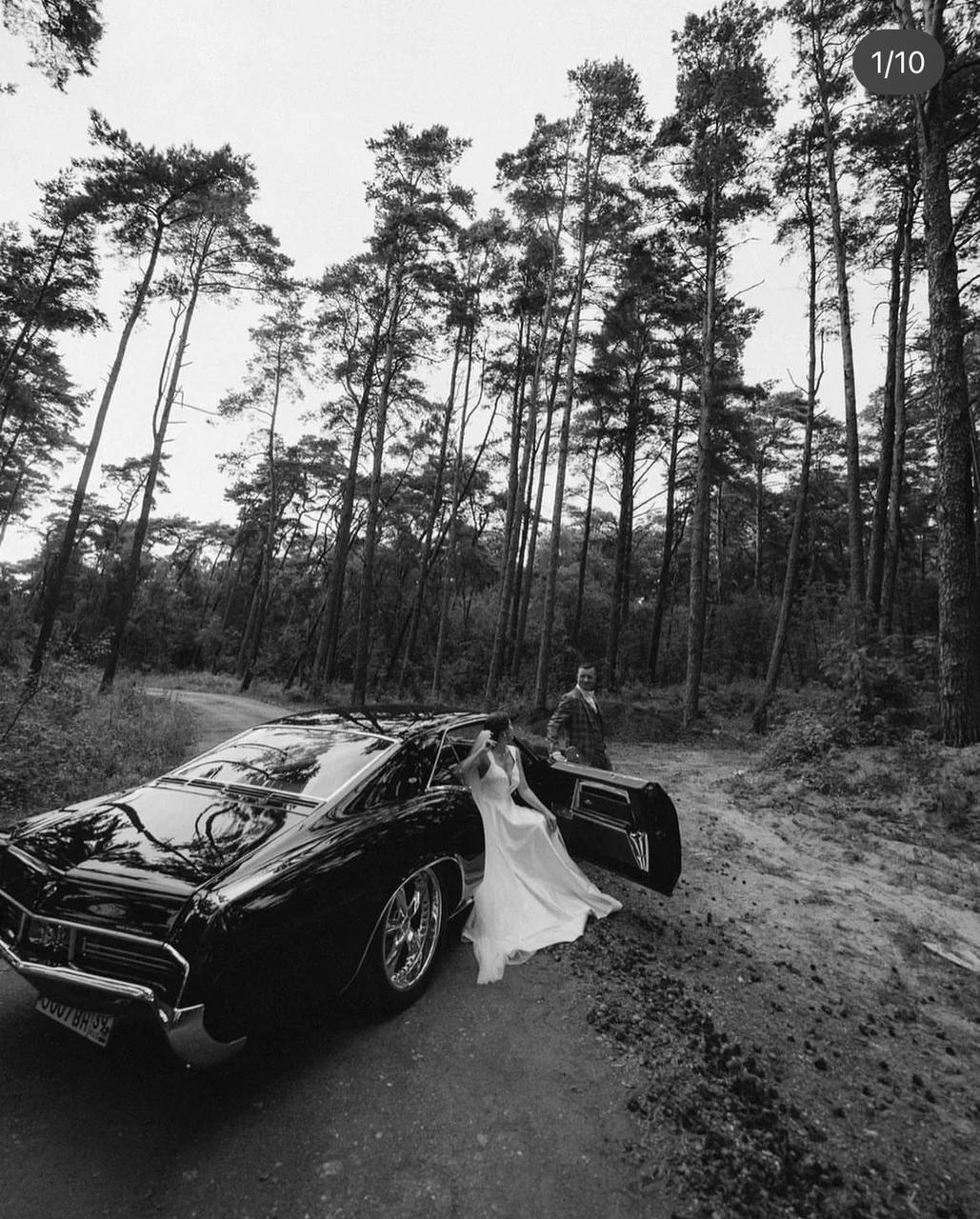 Фотография, сделанная командой фотошколы CVET: невеста и жених у машины в лесу