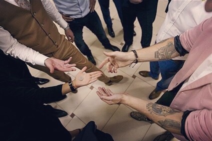 Фокусник встречает гостей