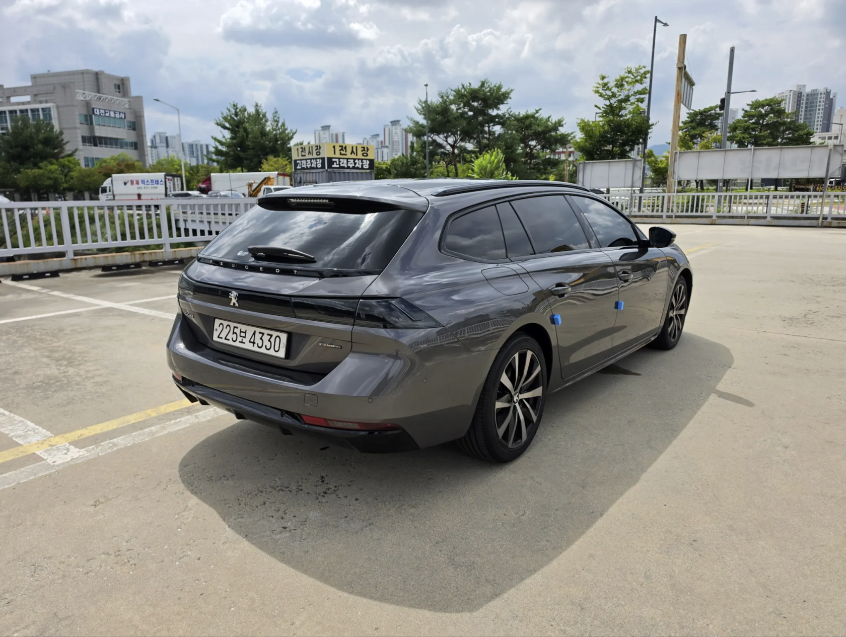 Peugeot 508 SW из Кореи — вид сзади, дизайн задней части