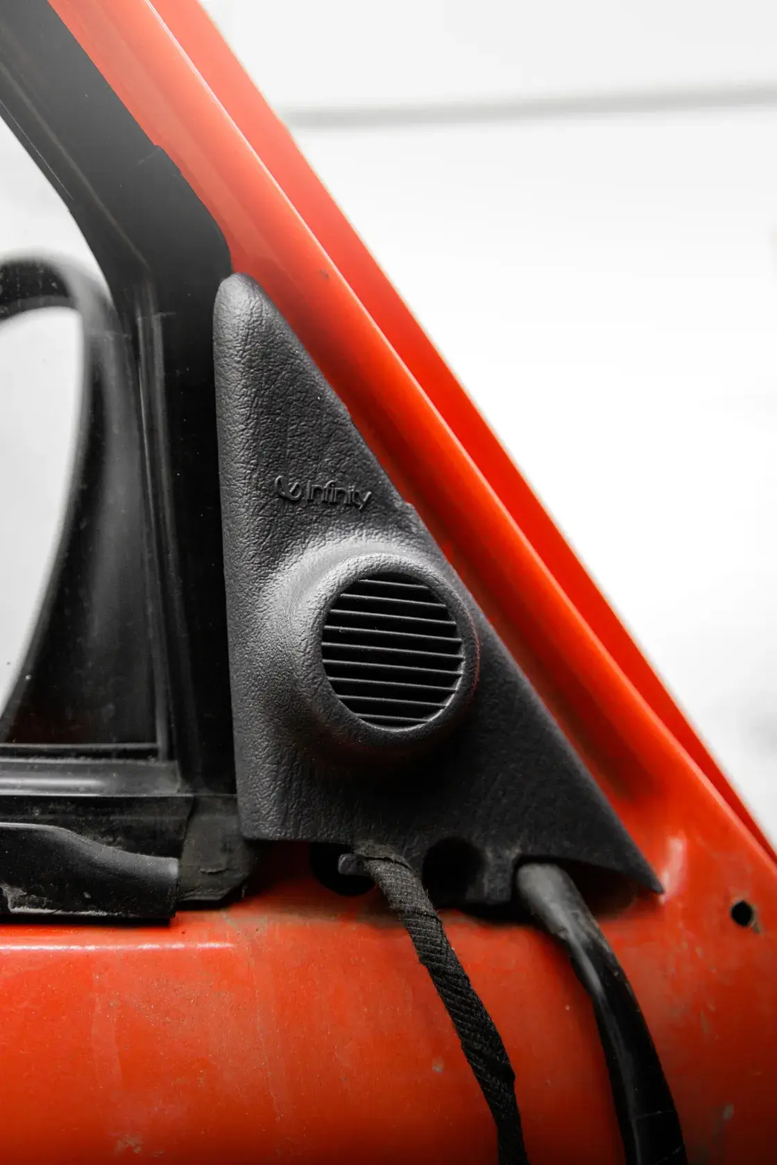 Твитер Focal в стойке Jeep Comanche