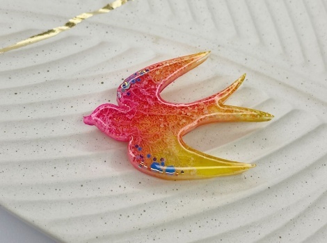 фото парня и девушки на романтическом свидании в публичном месте