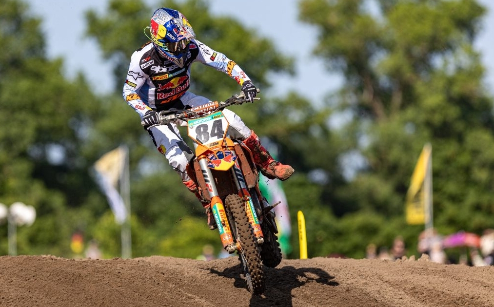 Джеффри Херлингс доминирует на ADAC MX Masters 2025 в Дреце