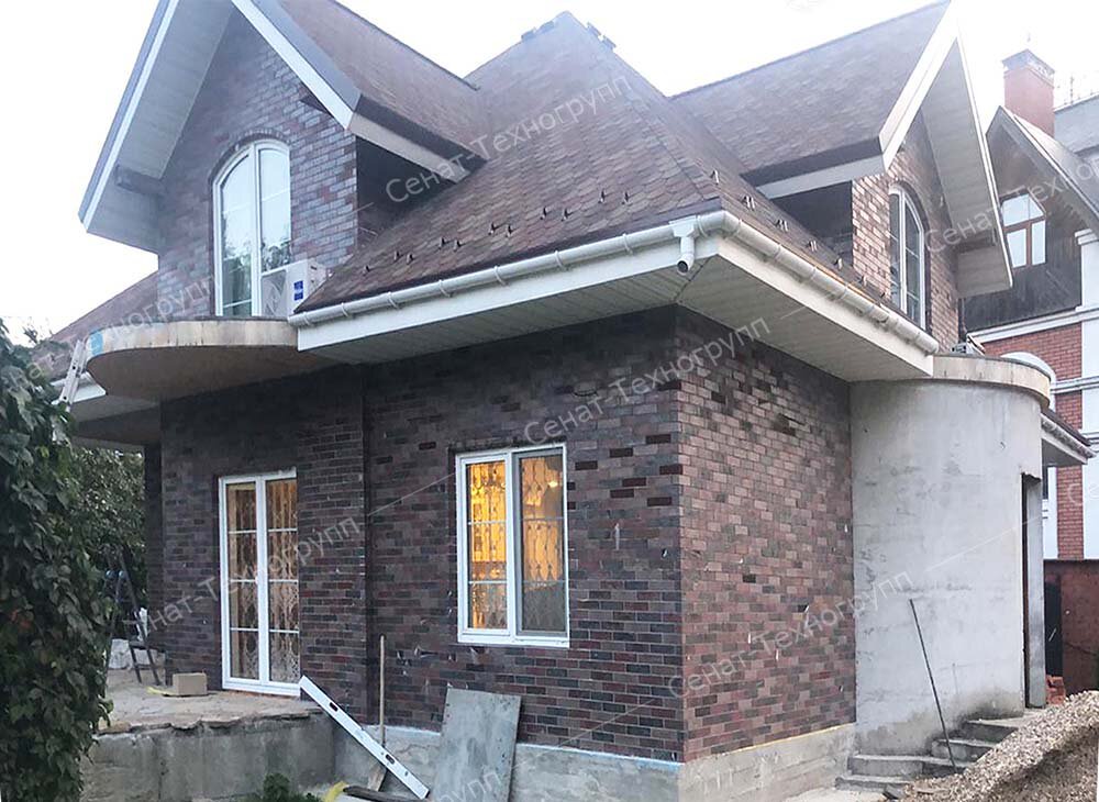 Фасад из гибкого кирпича. Дома из гибкого кирпича. Дома из гибкого кирпича. Современный кирпичный фасад. Гибкий клинкер для фасада.