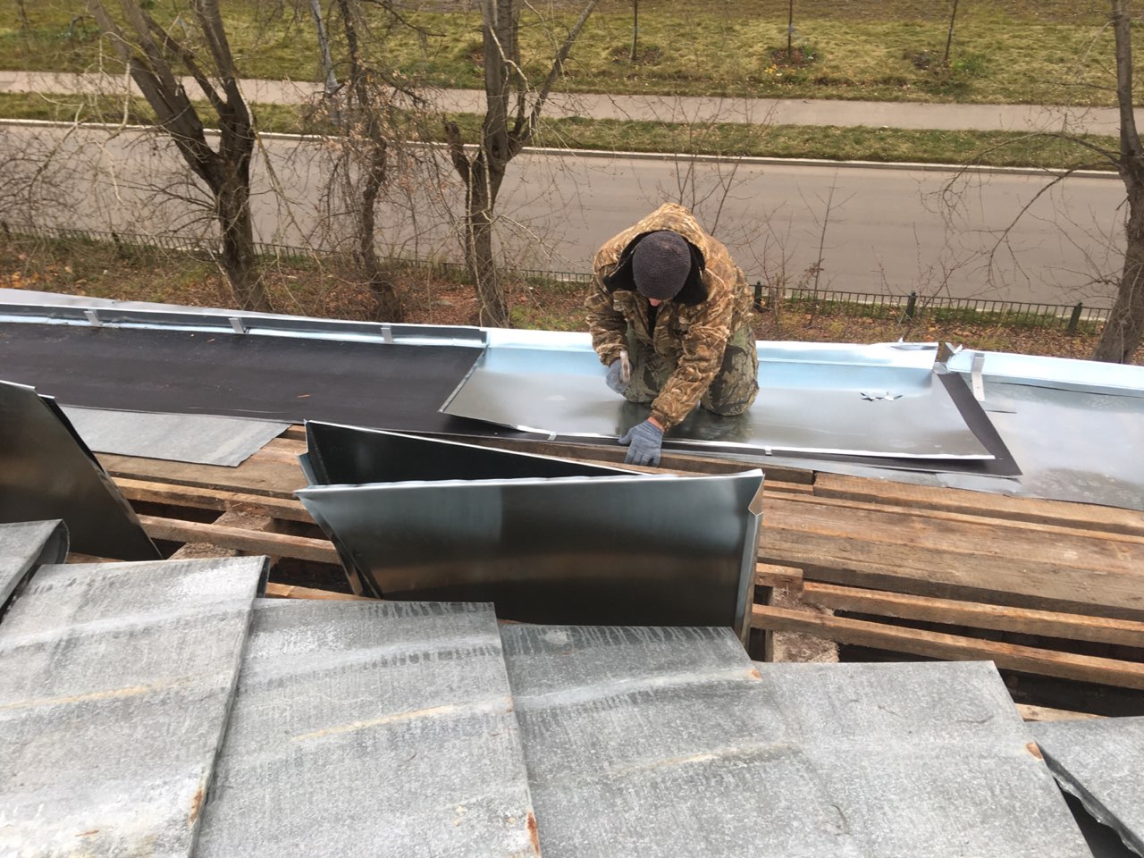 Специалисты выполняют монтаж кровли