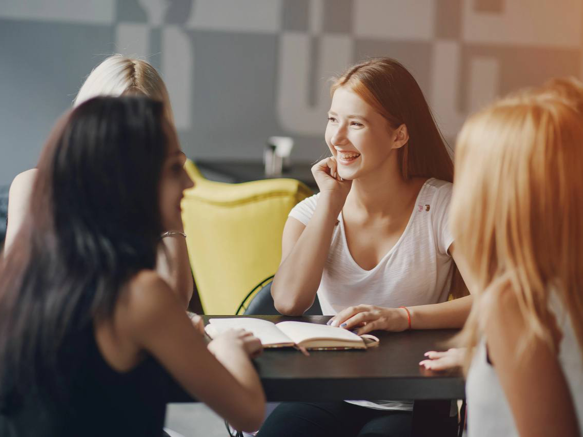 фото нанесения макияжа на лицо девушки 