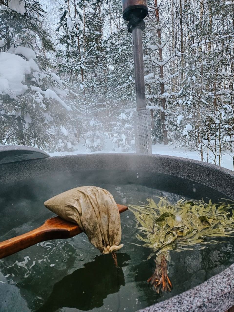 Купель фурако под открытым небом для двоих в глэмпинге Под кронами