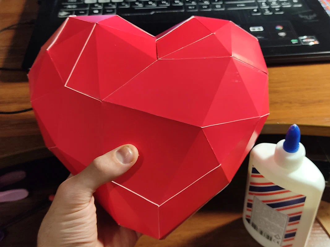 Полигональная фигура красного сердца валентинки