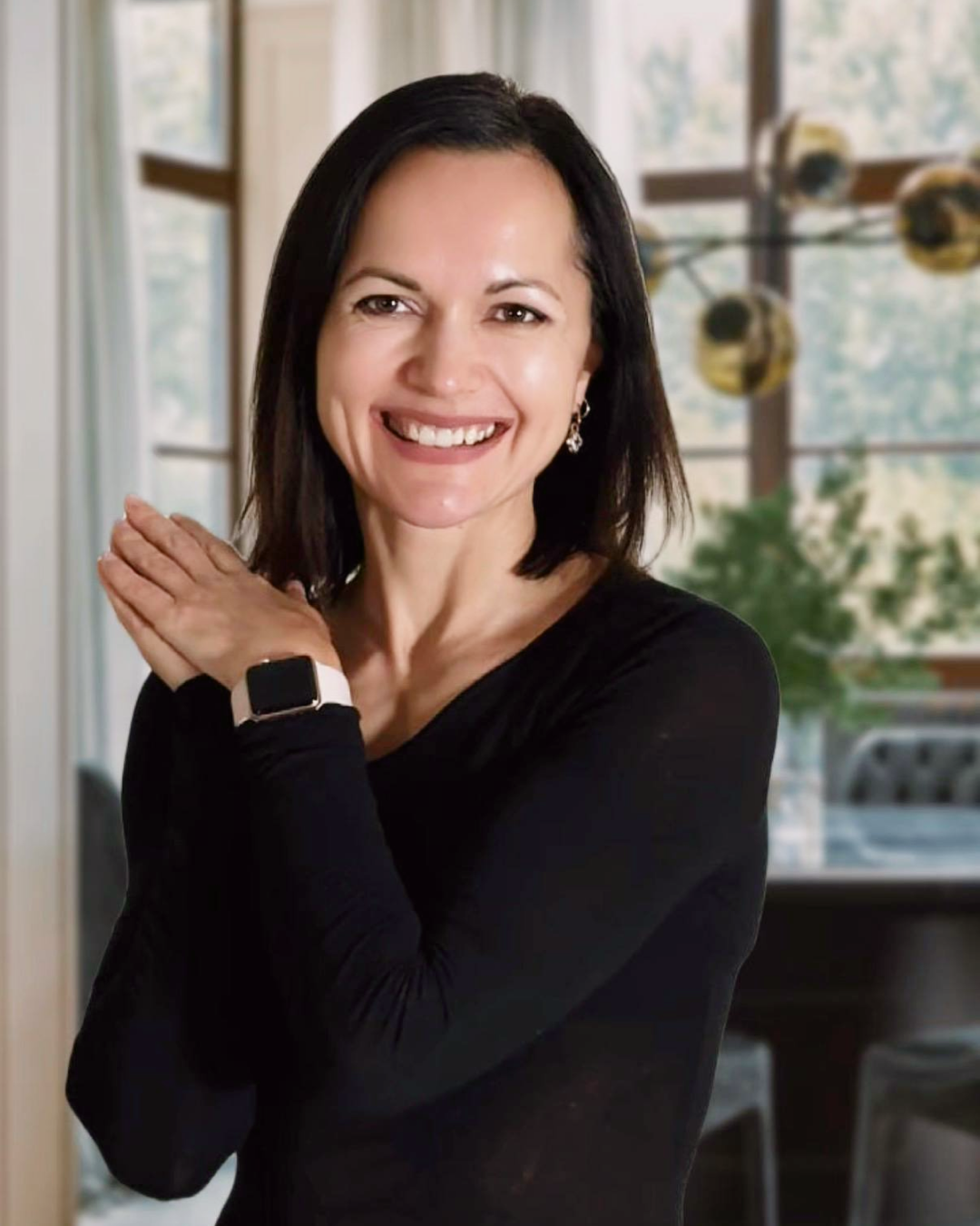 Женщина наслаждается здоровой едой и лёгкостью