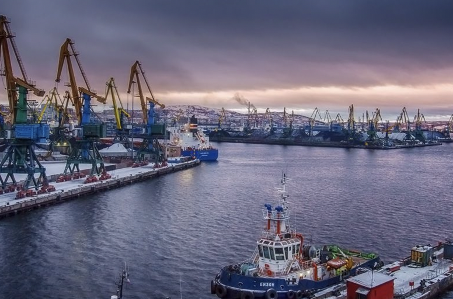 Порты северо востока. Морской торговый порт Мурманск. Мурманск порт море. Северный порт Мурманск. Незамерзающий порт Мурманск.