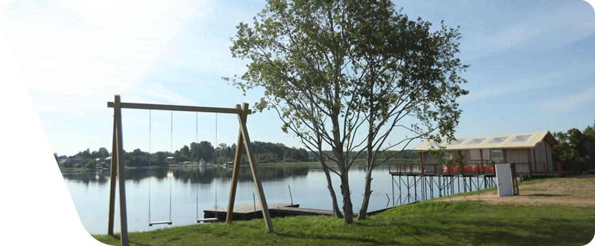 Качели на фоне озера