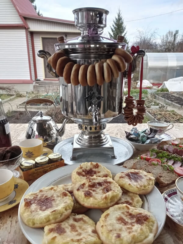 Самовар Купец 7л на праздничном столе с сушками
