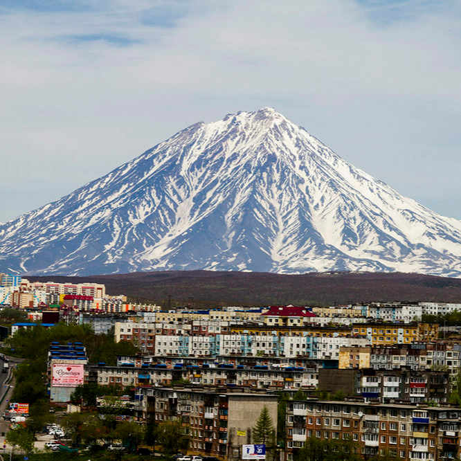 Петрозаводск камчатский. Камчатка Петропавловск-Камчатский. Город Камчатка Петропавловск Камчатка. Петропавловск-Камчатский центр города. Петропавловск-Камчатский виды города.