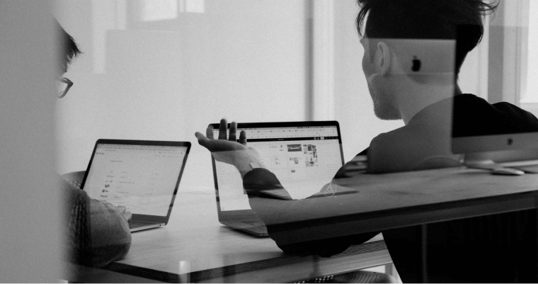 монохромная фотография парень за ноутбуком объясняет