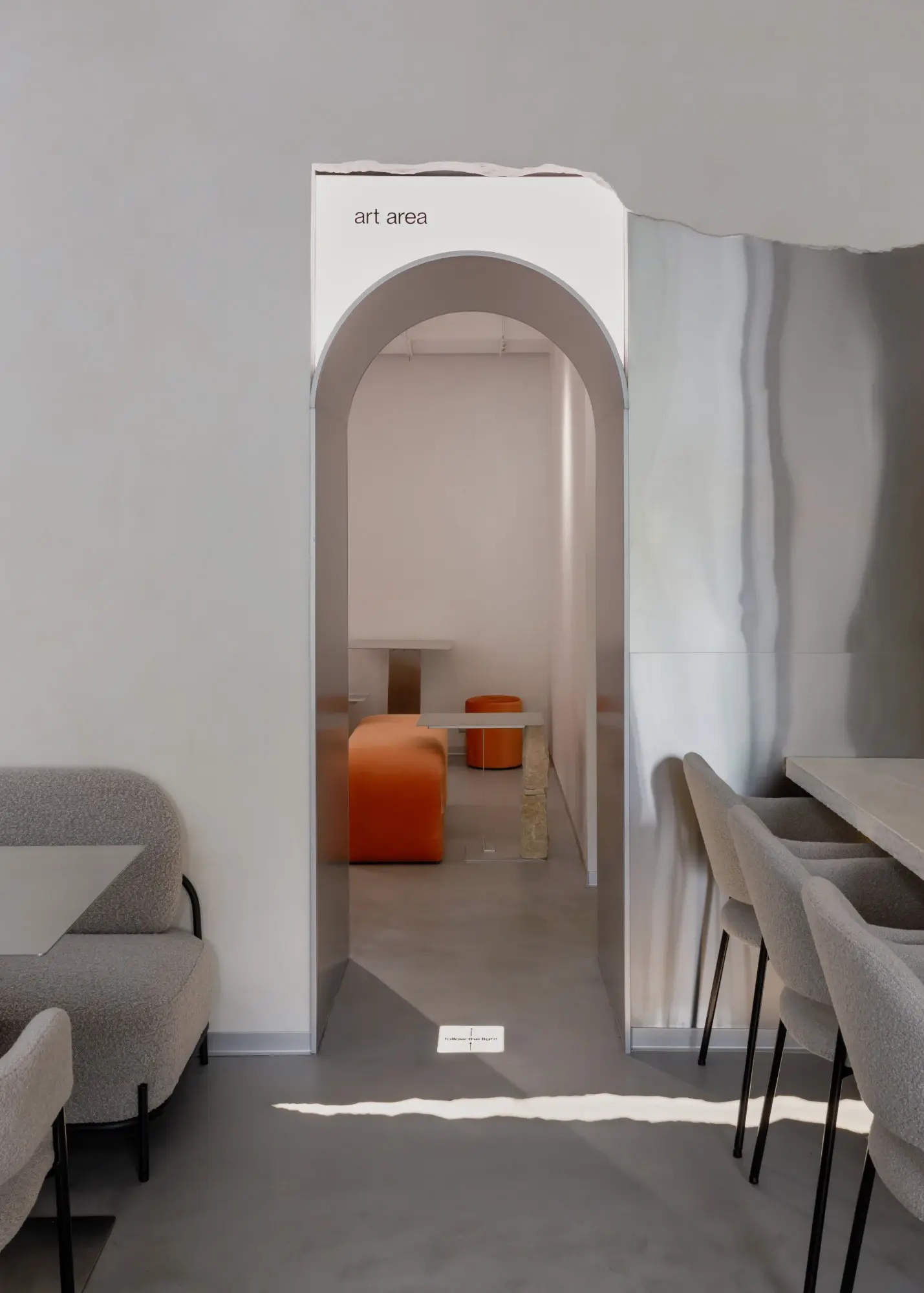 art area — маленький зал свет кафе