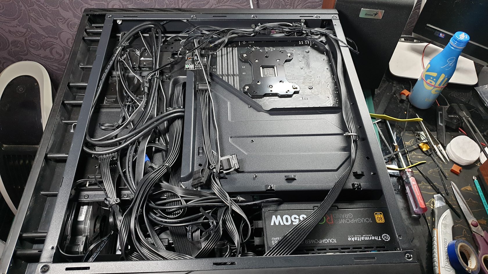 Провода в задней части корпуса компьютера