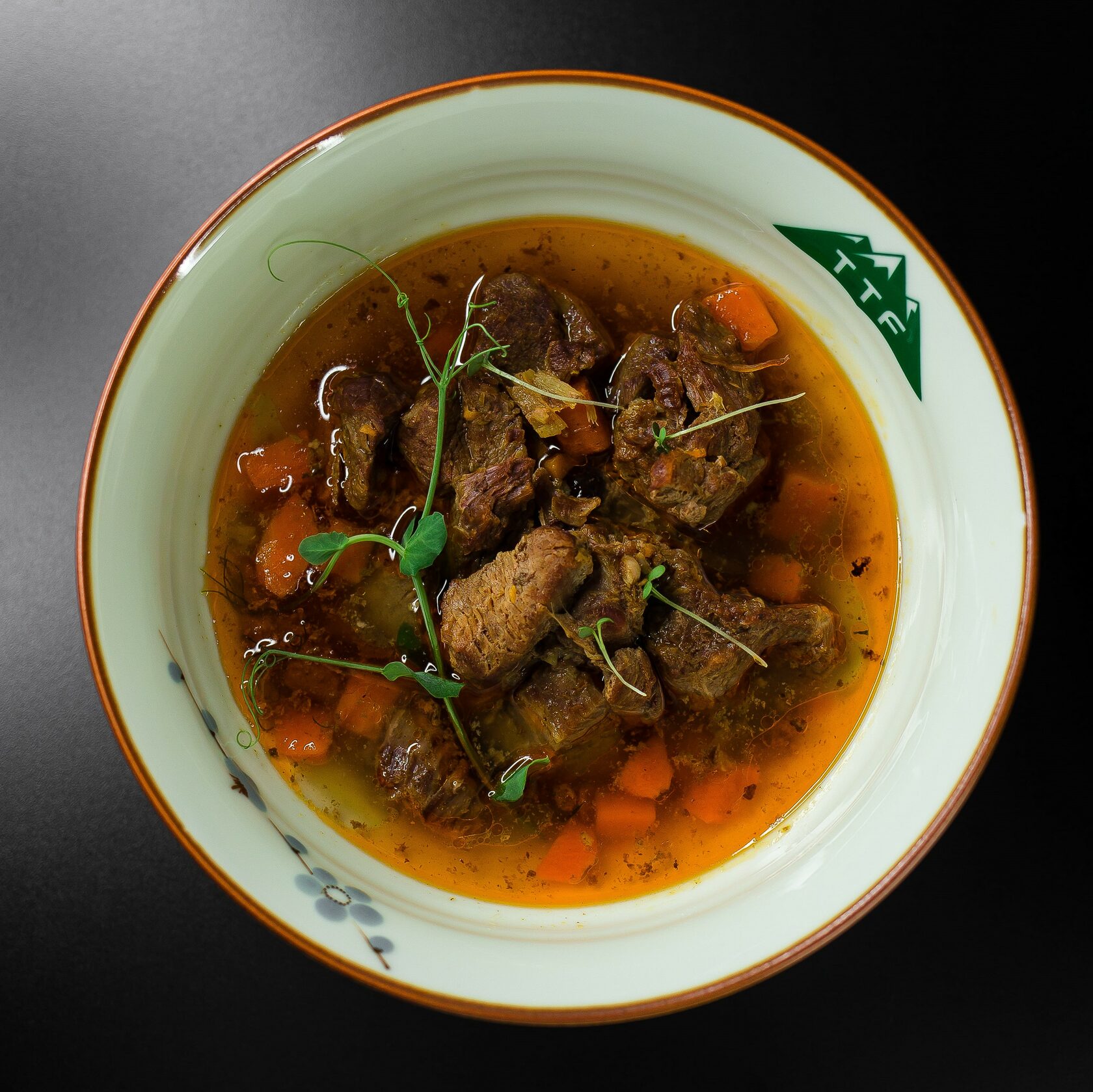 почему бульон из говядины темный