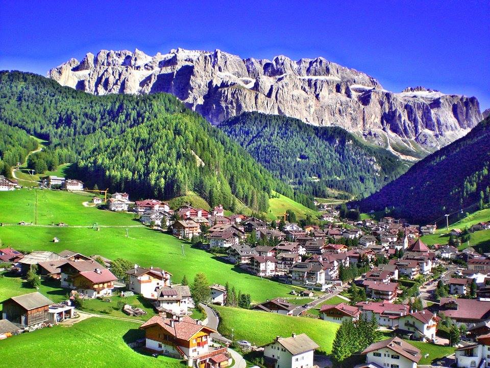 Madonna campiglio. Мадонна ди Кампильо Италия. Мадонна ди Кампильо Церковь. Осень в Мадонна ди Кампильо. Италия Энросадира курорт Трентино.