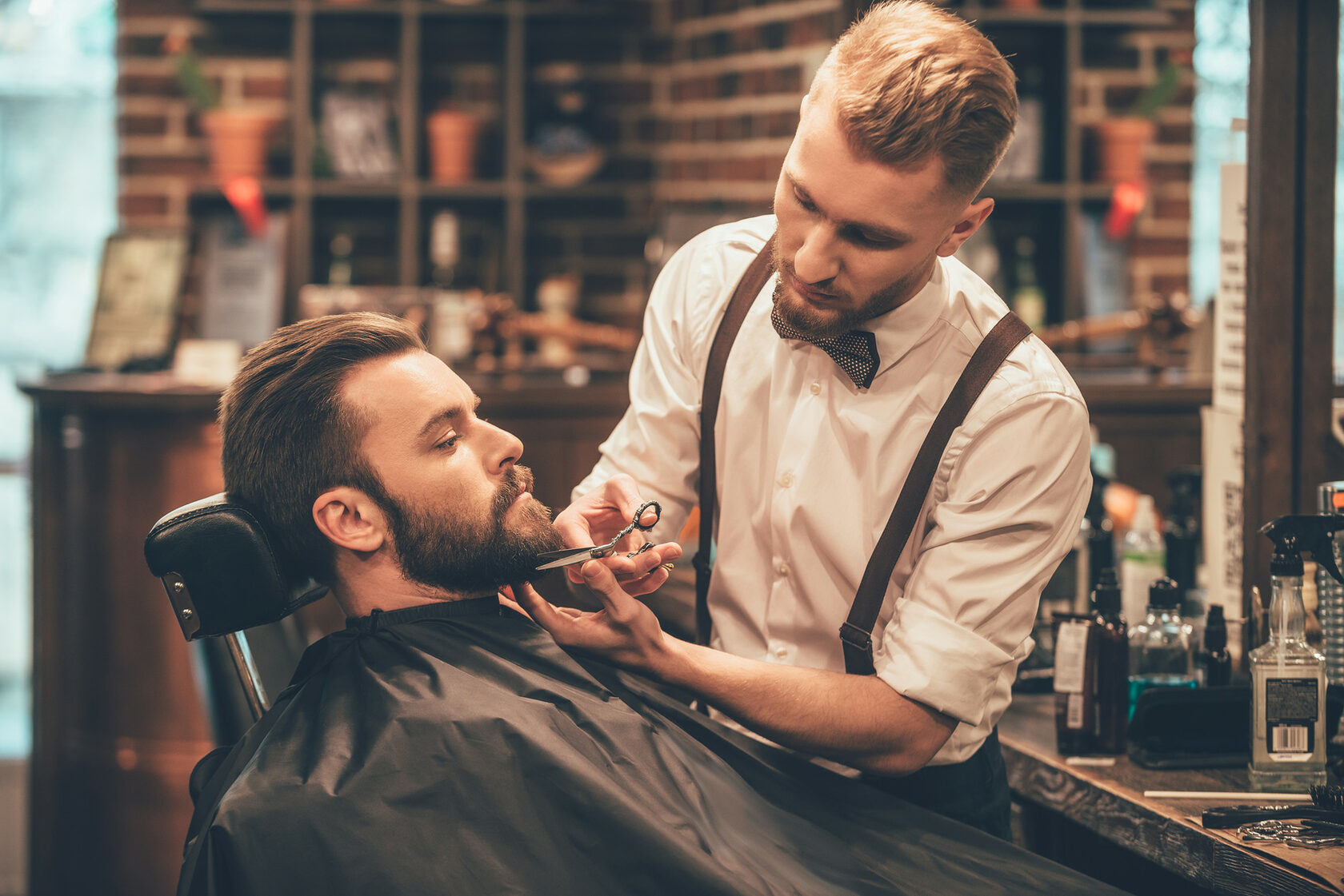 Мужская стрижка в парикмахерской барбершоп