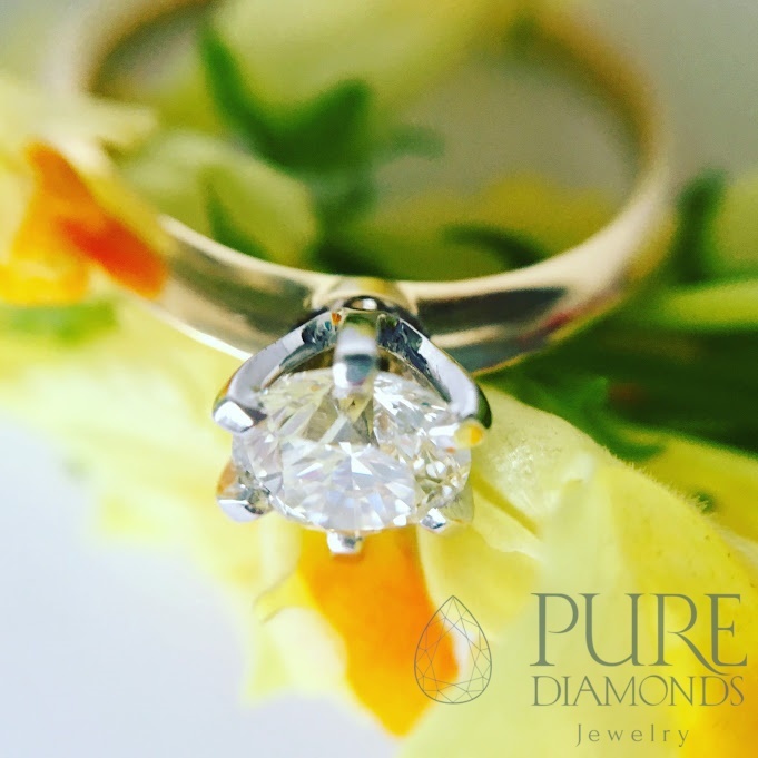 Золотое помолвочное кольцо с бриллиантом фото