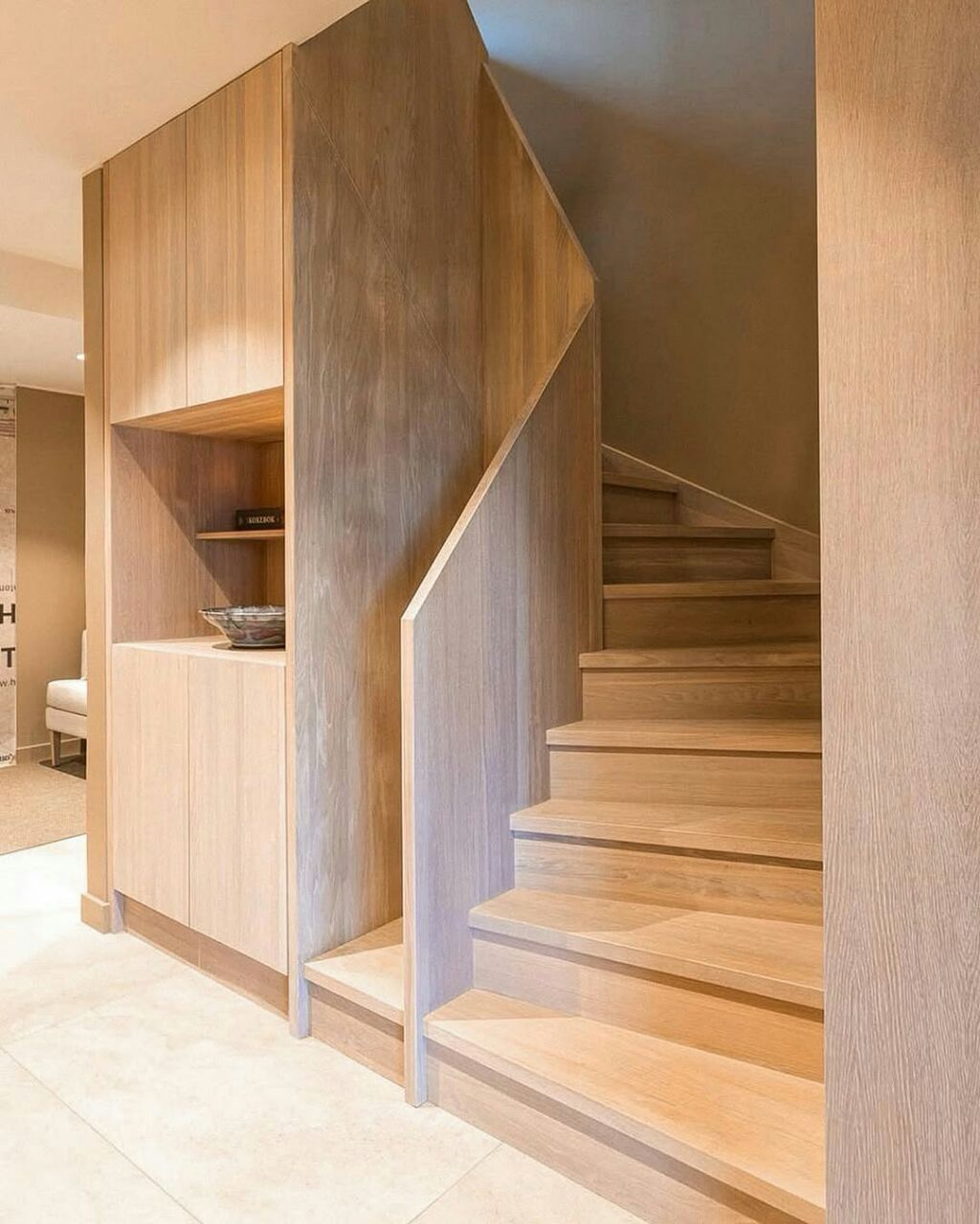 Лестница закрытого типа на металлокаркасе с полной деревянной облицовкой