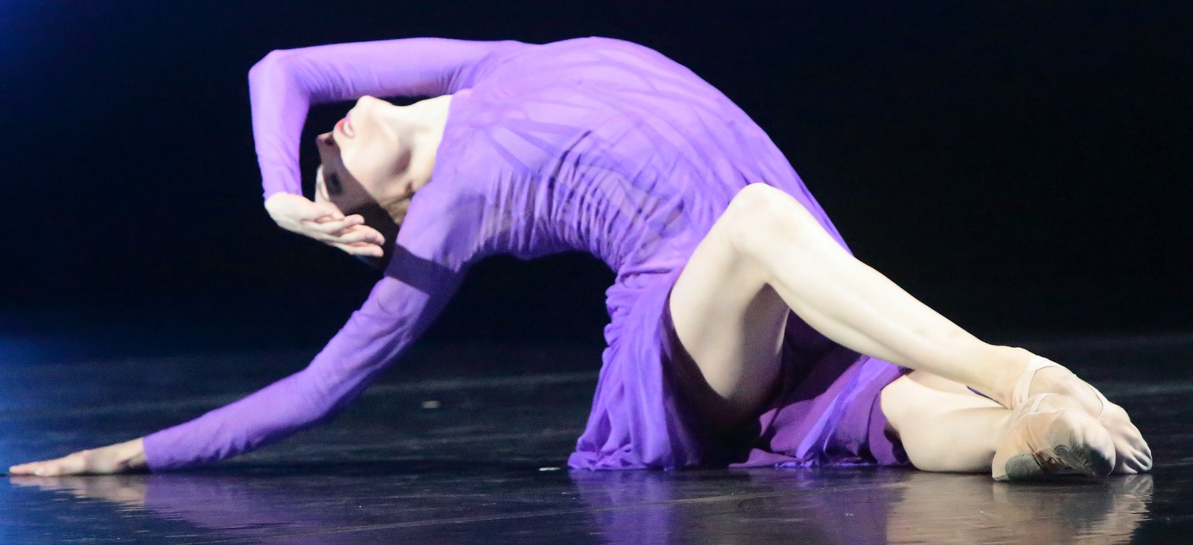 Захарова, великолепная танцовщица, впечатляет своей формой
