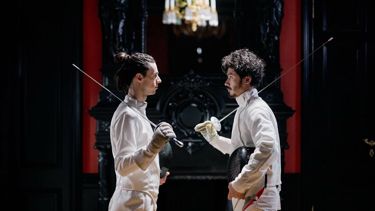 фото парня и девушки на романтическом свидании в публичном месте