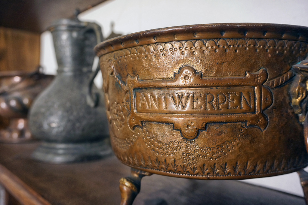 Петр I посетил Антверпен в 1717 году, но вряд ли захватил в качестве сувенира кухонную посуду
