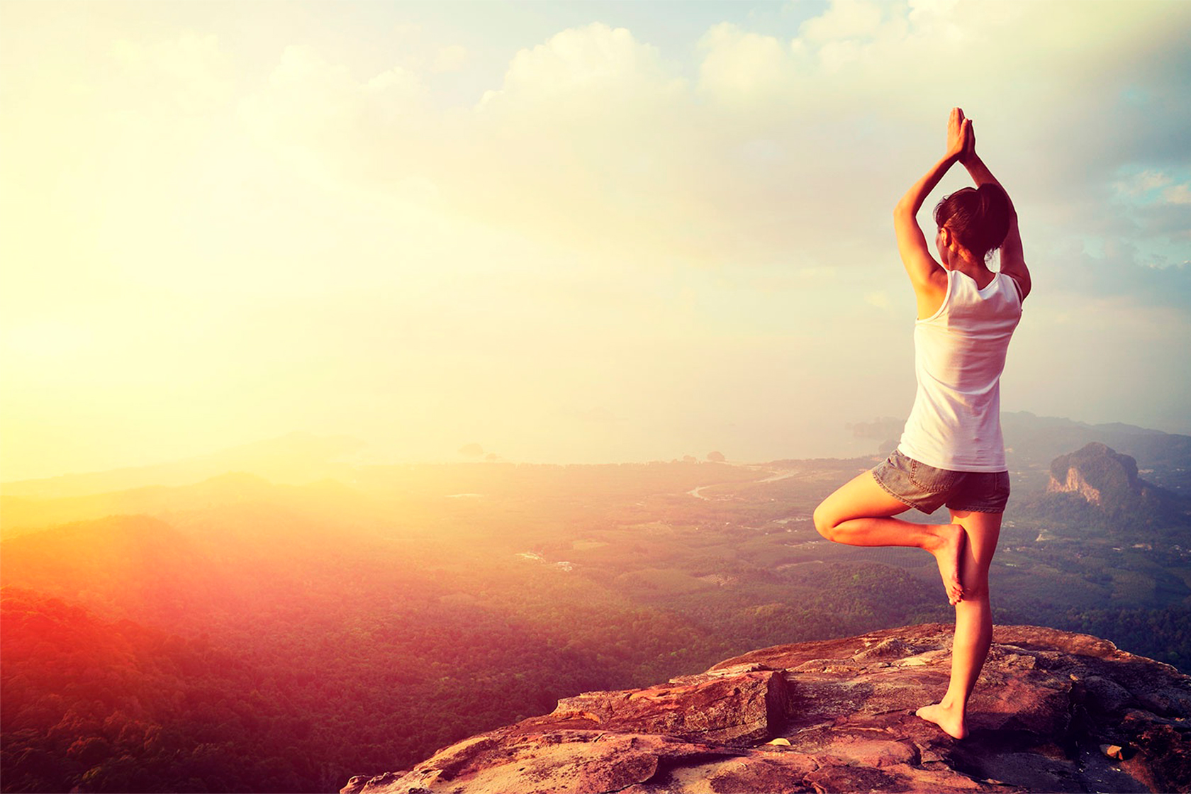 Йога, девушка в позе дерева на восходе солнца