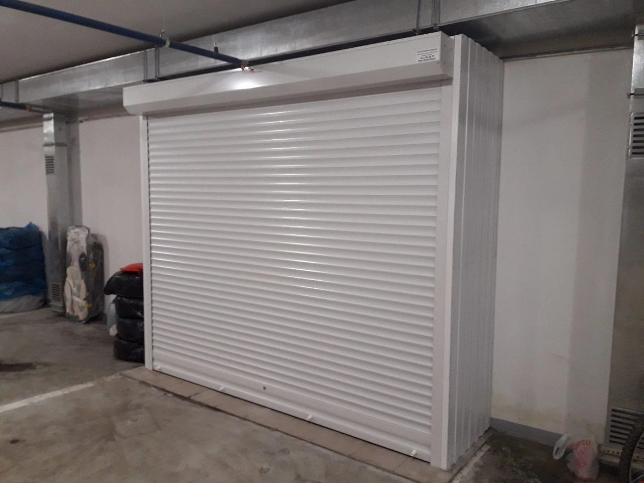 Шкаф с ролетой в паркинг (MaxParking) серебристого цвета из профлиста для сноубордов,лыж, покрышек вместо кладовки