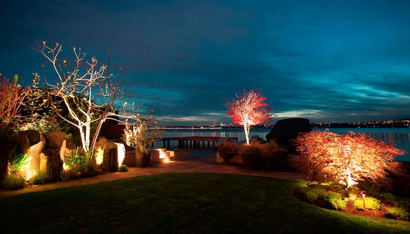 Подсветка растений и деревьев загородного участка подчеркивает их красоту, создает эффектный ландшафтный дизайн и добавляет участку уникальности в вечернее и ночное время.