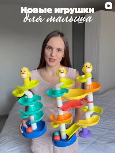 Родитель и ребёнок играют с деревянными кубиками